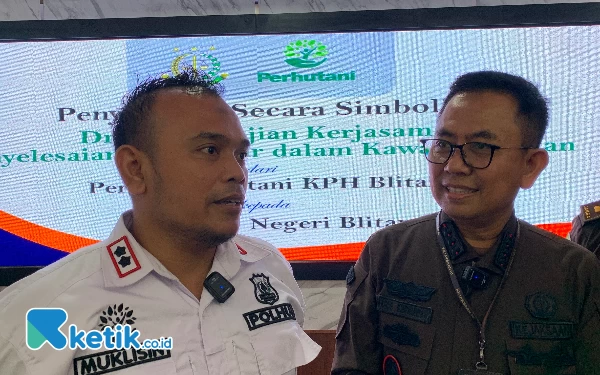 Foto Administratur (ADM) Perum Perhutani KPH Blitar Muklisin, S.Hut bersama Kepala Kejaksaan Negeri Blitar Agus Kurniawan, S.H., M.H. Kamis, (3/8/2023). (Foto: Favan/ketik.co.id)