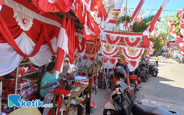 Foto Kawasan Jalan Darmo Kali dipenuhi umbul-umbul dan bedera yanh dijual oleh warga, Kamis (3/8/2023). (Foto : M.Khaesar/Ketik.co.id)