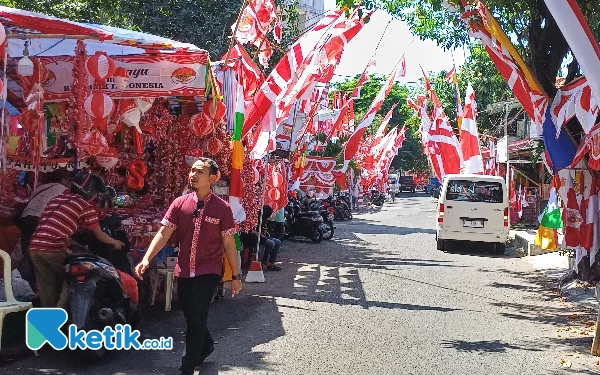 Foto Berwarna-warni bendera dan umbul terpasang di Jalan Darmo Kali yang dijual pedagang, Kamis (3/8/2023). (Foto : M.Khaesar/Ketik.co.id)