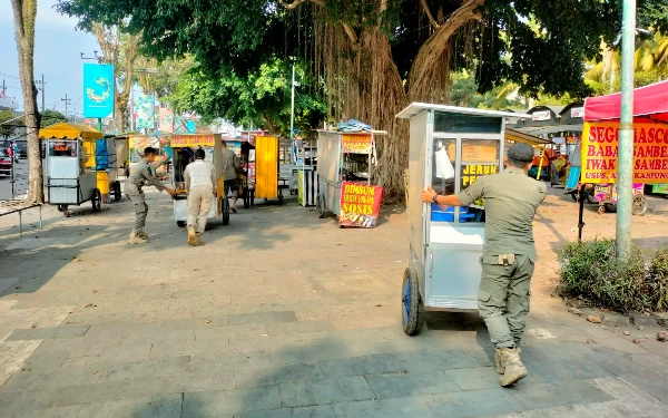 Foto Penertiban PKL oleh Satpol PP (Foto: Satpol PP Jember)