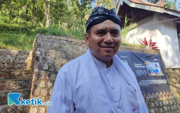 Foto Putra Mantu Juru Kunci Pertama Gunung Limo Somo Sogimon Karsodikromo, yang rumahnya digunakan untuk sarasehan cikal bakal padepokan Resi Tunggul Wulung Tetaken. Bernama Mbah Haji Saeko yang juga selaku Penerus Kasepuhan Padepokan Karsodikromo Somodogimon, Desa Mantren, Kecamatan  Kebonagung, Pacitan. ( Foto: Al Ahmadi/Ketik.co.id)