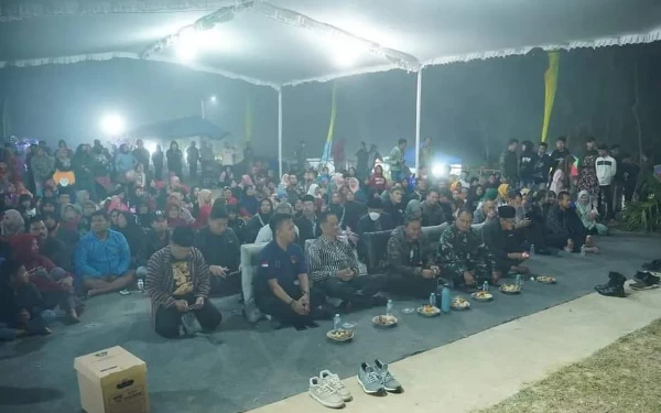 Foto Masyarakat dan Tokoh Tokoh tampak menikmati pertunjukan wayang kulit. (Foto: Prokopim Pacitan)