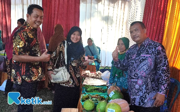 Foto Camat Kebonagung dan Kepala Desa Banjarjo tengah meninjau produk unggulan yang dijajakan warga Desa Banjarjo. (Foto: Al Ahmadi/Ketik.co.id)