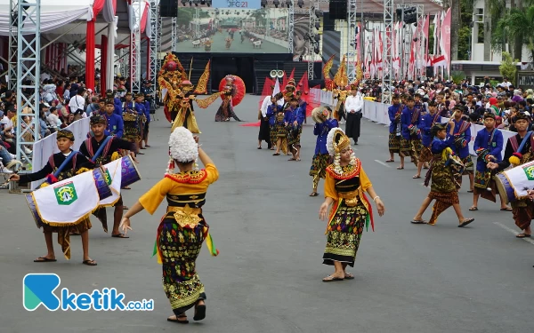 Foto Penampilan Wonderful Archipelago Carnaval Indonesia (WACI) di Jember Fashion Carnaval (JFC), Jumat (4/8/2023) (Foto: Fenna/Ketik.co.id)