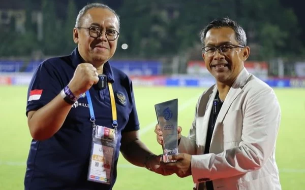 Foto Aji Santoso saat menerima penghargaan pelatih terbaik (Foto: LIB)