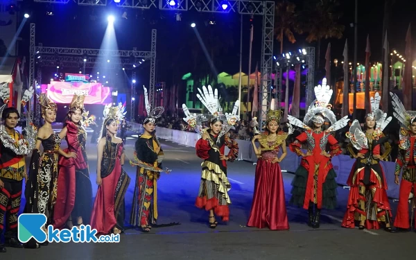 Foto Penampilan Artwear Carnival di Jember Fashion Carnaval (JFC), Jumat (4/8/2023) (Foto: Fenna/Ketik.co.id)