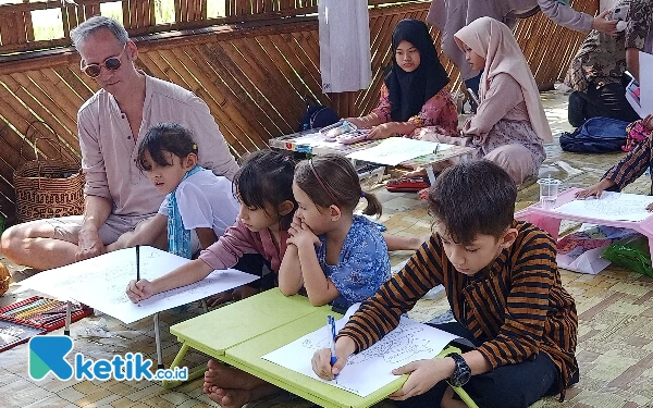 Foto Peserta blasteran Malang-Inggris mengikuti lomba mewarnai Topeng Malang di KBP (foto: Lutfia/ketik.co.id)