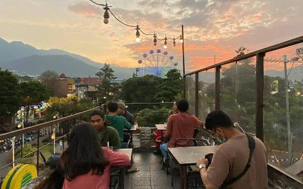 Foto Pemandangan Alun alun Kota Batu dari Kopi Letek. (Foto: ig. Jelajah Kota Batu)