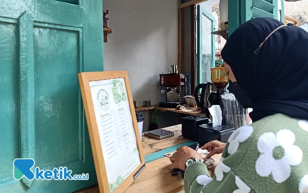 Foto Pengunjung yang memesan kopi di Kedai Kopi Hamur Mbah Ndut (foto: Lutfia/ketik.co.id)