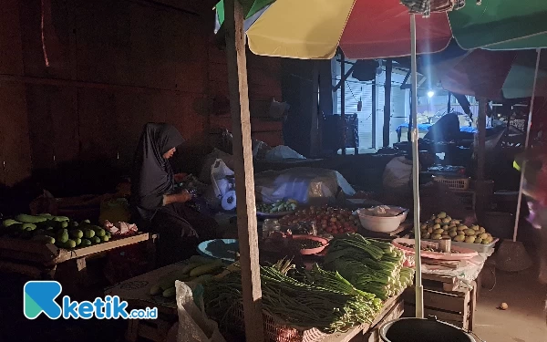 Foto Ibu Hairia PKL di Pasar Labuha (Foto Mursal)