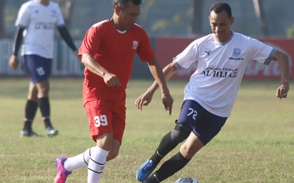 Foto Center back tim Wartawan Asli (Waras) FC Fathur Rozi mengawal ketat striker Timnas Indonesia era-1990-an Widodo C. Putro dalam friendly game di Lapangan Siwalan Panji,  Sidoarjo, Sabtu (5/8/2023).  (Foto: Tim Waras FC)