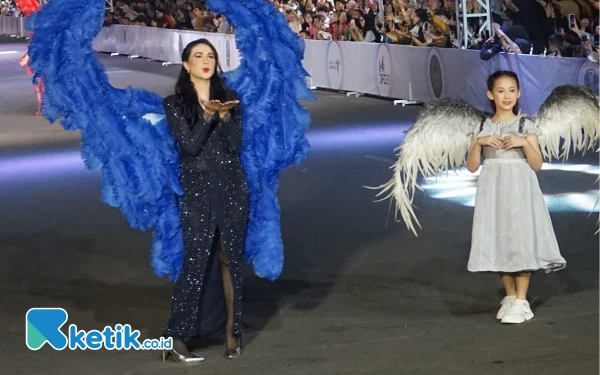 Foto Ketua Dekranasda Jatim Arumi Bachsin saat malam puncak Jember Fashion Carnaval (JFC) 2023, Sabtu (5/8/2023) (Foto: Fenna/Ketik.co.id)