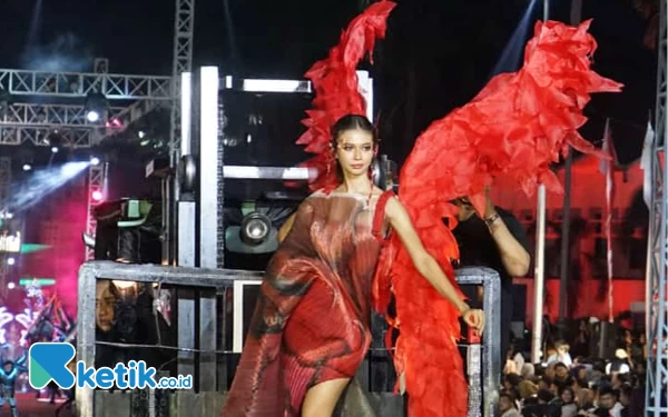 Foto Yuki Kato saat malam puncak Jember Fashion Carnaval (JFC) 2023, Sabtu (5/8/2023) (Foto: Fenna/Ketik.co.id)