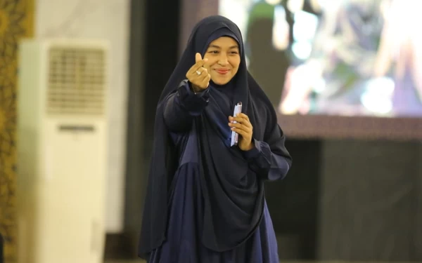 Foto Ustazah Haneen Akira istri ustaz Hanan Attaki di Pengajian Subuh GenZi. (Foto: Humas MAS)