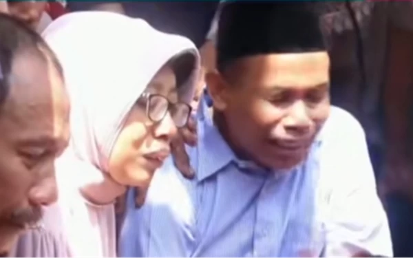 Foto Pasangan suami istri Shohibi Arif dan Elvira Rustina tak kuasa menahan tangis. (Foto: Medsos)