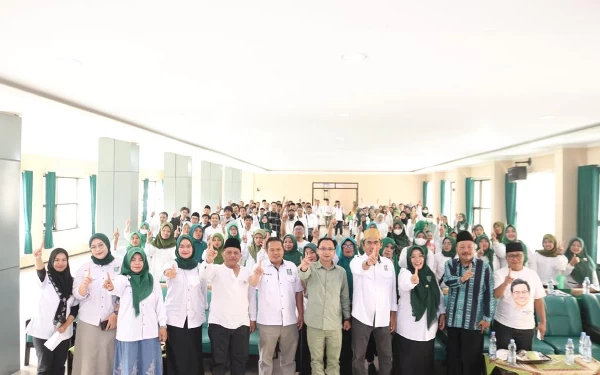 Foto Peserta pendidikan politik berfoto bersama Sekjen PKB Hasanuddin Wahid.