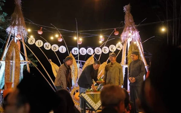 Foto Panggung Utama Festival, tengah dilakukan potong tumpeng usai prosesi kirab. (Foto: Prokopim Pacitan)