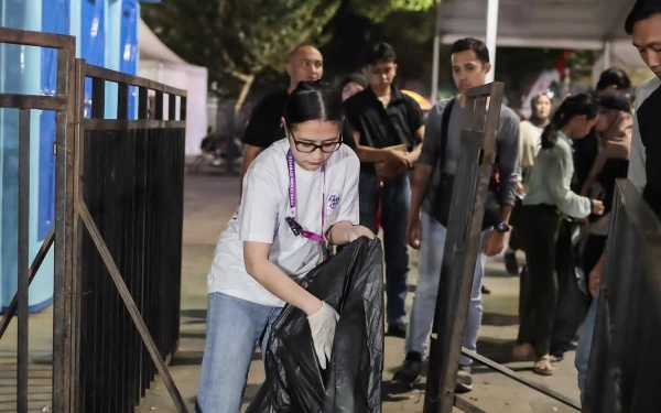 Keren! Aksi Prilly Latuconsina Bersihkan Sampah usai Jember Fashion Carnaval 2023