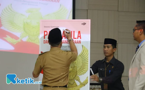 Foto Bupati Bandung Dadang Supriatna saat soft launching buku Pancasila dan Kewarganegaraan di Gedung M Toha Soreang, Senin (7/8/2023). (Foto: Iwa/Ketik.co.id)