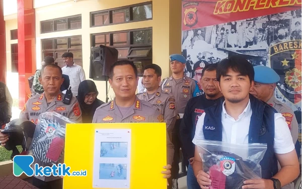 Foto Kapolresta Bandung Kombes Pol Kusworo Wibowo saat konferensi pers di Mapolresta Bandung, Senin (7/8/23). (Foto: Iwa/Ketik.co.id)