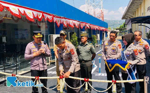 Foto Kapolda Jabar Irjen Pol Akhmad Wiyagus  bersama Kapolresta Bandung Kombes Pol Kusworo Wibowo saat peresmkian tempat uji praktek pembuatan SIM C di Mapolresta Bandung, Senin (7/8/2023). (Foto: Iwa/Ketik.co.id)