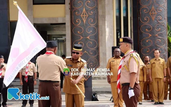 Foto Wakil Bupati Hasbulla Furuada saat menyerahkan bendera kepada peserta raimuna (Foto Humas Pemkab Kaimana)