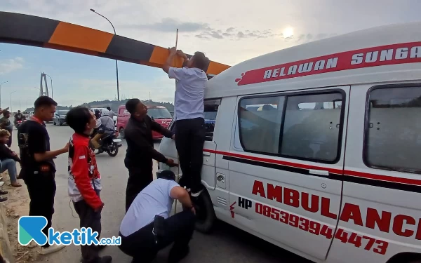 Foto Pengukuran tinggi ambulance dilakukan tim Dishub Kota Samarinda. (Foto: Pandhu Samudra/ketik.co .id