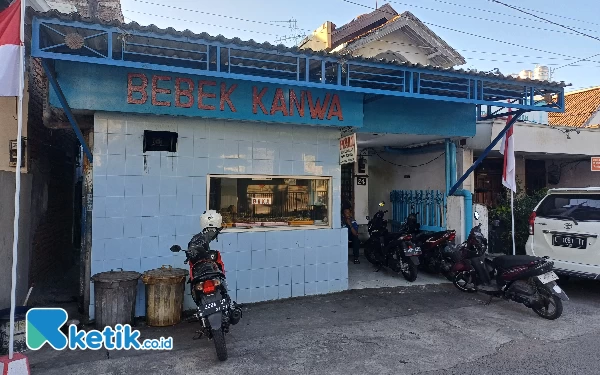 Foto Warung Bebek Kanwa yang ada di Jalan Kanwa di Surabaya ini langganan tokoh nasional, Senin (7/8/2023). (Foto : M.Khaesar/Ketik.co.id