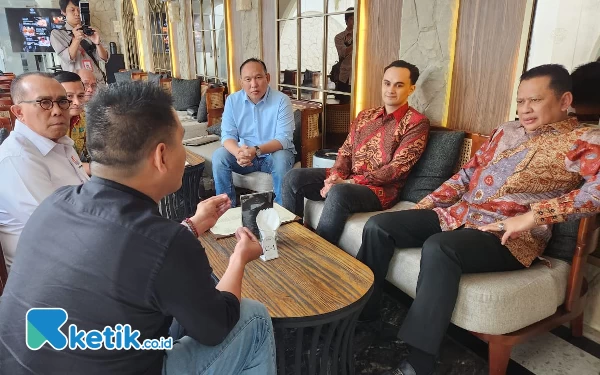 Foto Agent Balap Indonesia, Kiagus Firdaus, saat mendampingi Luis Leeds bertemu Ketua MPR RI Bamsoet di Jakarta. (Foto: Naufal/Ketik.co.id)