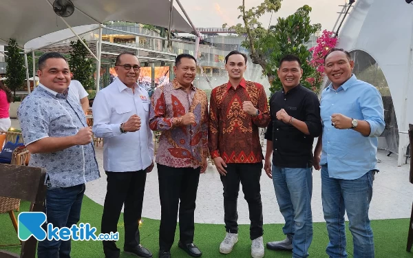 Foto Luis Leeds dan Bamsoet (tengah) saat berfoto bersama usai pertemuan. (Foto: Naufal/Ketik.co.id)