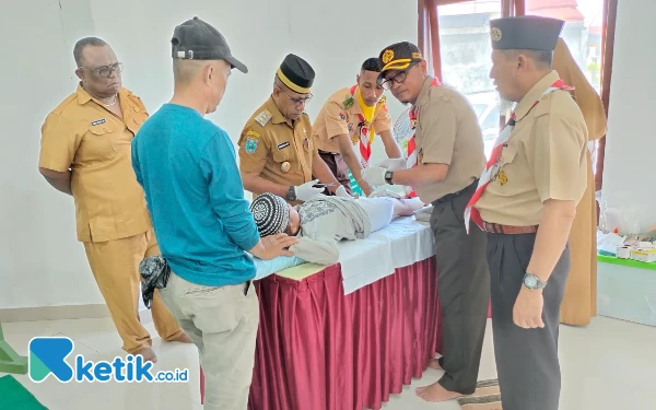 Foto Wabup Hasbulla Furuada saat bersama Direktur Rumah Sunat Tembus Langit melakukan khitan salah satu anak giat khitanan massal ( foto La Jen)