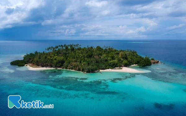 Foto Pulau Babatin Halmahera Selatan Bacan. Pulau dengan pasir putih tempat pembuatan video klip lagu terbaru Nissa Sabyan (Foto Mursal)