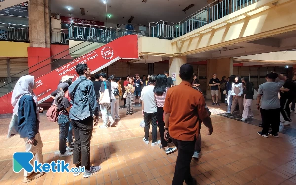 Foto Para mahasiswa saat mengamati Hi Tech Mall Dari Dekat