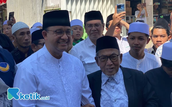 Foto Kedatangan Anies Baswedan disambut oleh Pengasuh Pondok Pesantren Islam At-Tauhid Sidoresmo. (Foto: Shinta Miranda/Ketik.co.id)