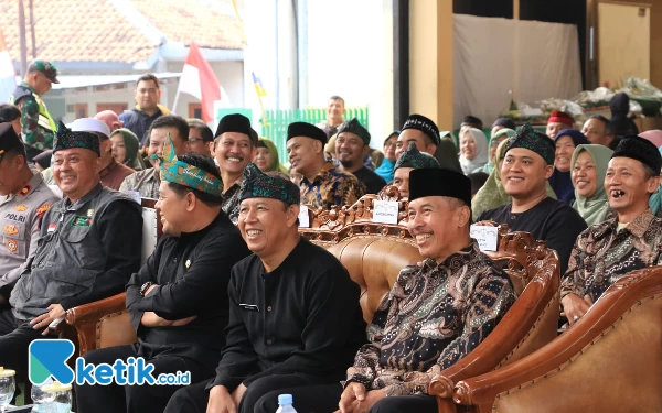 Foto Kepala Disperkimtan Kab Bandung, Wahyudin,saat menerima penyerahan PSU Komplek Bumi Cibiru Raya RW 15, Desa Cibiru Wetan, Kec Cileunyi, Kab Bandung, Kamis (10/8/23). (Foto:Diskominfo)