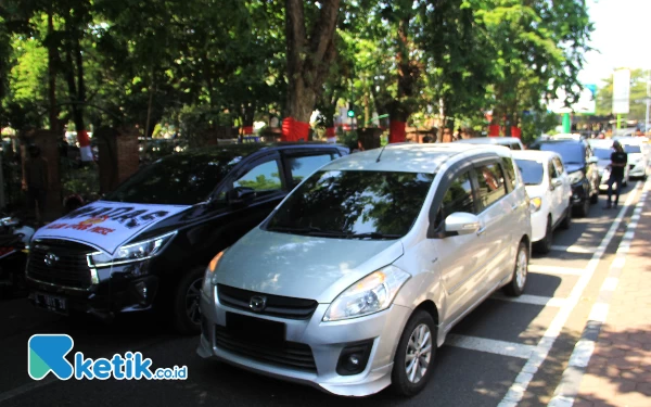 Foto Mobil-mobil pengunjuk rasa  mengiringi para pedagang yang berdemo di depan Kantor Bupati Sidoarjo pada Kamis (10/8/2023). (Foto: Fathur Roziq/Ketik.co.id)