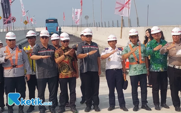 Foto Bupati Bandung Dadang Supriatna bersama Dirut KCIC Dwiyana Slamet Riyadi meresmikan Open Traffic Jembatan Cibiru Hilir DK 141 di Stasion Tegalluar, Kec Bojongsoang Kab Bandung, Kamis (10/8/23).(Foto: Iwa/Ketik.co.id)