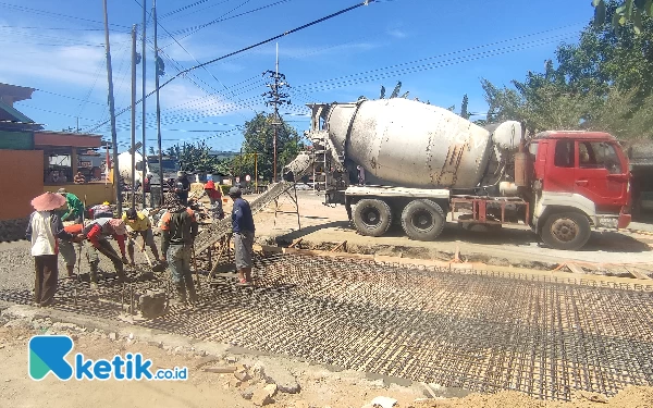 Foto Tampak puluhan pekerja proyek, tengah meratakan material semen usai ditumpahkan dari truk semen(molen). (Foto: Al Ahmadi/Ketik.co.id)