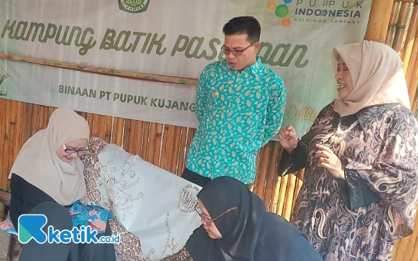 Foto Bupati Bandung Dadang Supriatna saat meninjau Kampung Batik Pasundan di Desa Sukamenak Kec Margahayu Kab Bandung, Jumat (11/8/2023). (Foto: Iwa/Ketik.co.id)