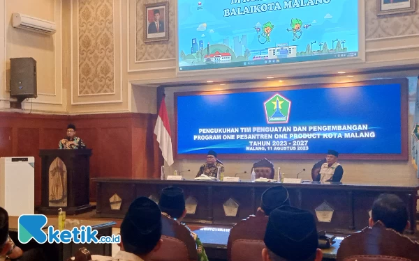 Foto Wali Kota Malang Sutiaji menyampaikan sambutan pengukuhan Tim Penguatan dan Pengembangan OPOP Kota Malang di Balaikota Kota Malang, Jum'at (11/8/2023). (Foto: Sholeh/Ketik.co.id)