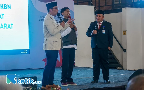 Foto Gubernur Jabar Ridwan Kamil mengukuhkan Fazar Supriadi Sentosa (kanan) sebagai Kepala Perwakilan BKKBN Jabar, di GOR Saparua Kota Bandung, Jumat (11/8/23).(Foto: BKKBN Jabar)