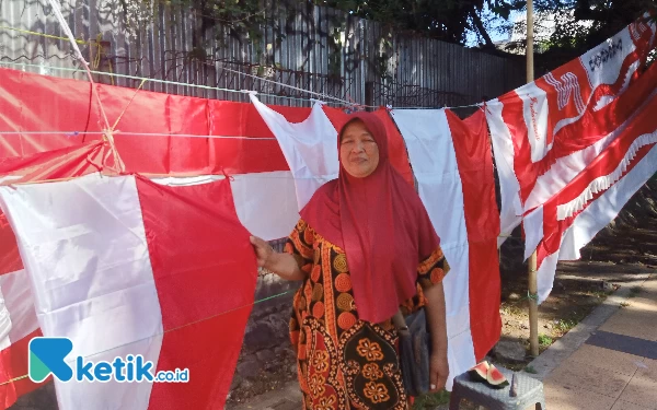 Foto Mestin, pedagang bendera di Jalan Soekarno-Hatta (foto: Lutfia/ketik.co.id)