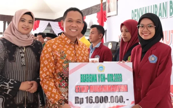 GNOTA Lumajang Serahkan Dana Bantuan Pendidikan Siswa SD dan SMP