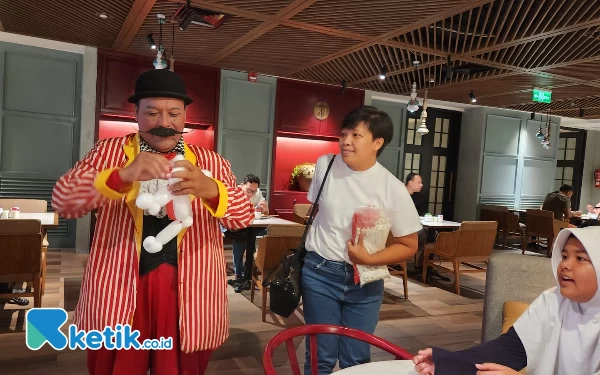 Foto Badut Om Kumis saat show di Hotel Bintang 5 Double Tree Tunjungan Surabaya. (Foto: Kia/Ketik.co.id)