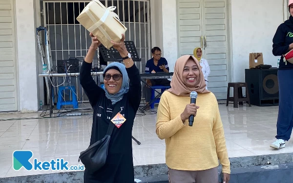 Foto Pembagian doorprize pemenang senam terbaik. (Foto: Shinta Miranda/Ketik.co.id)