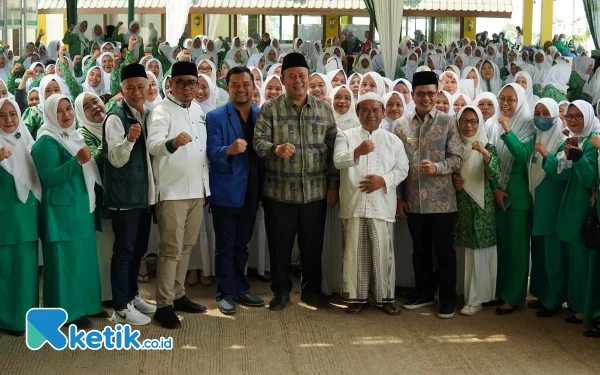 Foto Ketua Fraksi PKB DPR RI Cucun Ahmad Syamsurijal saat pelantikan Pengurus Ranting dan Anak Ranting Fatayat NU se-Kec. Pacet, di Pontren Daarussa'adah, Kp. Gunung Manik Ds. Nagrak Kec. Pacet, Kab. Bandung, Minggu (13/8/23).(Foto:Iwa/Ketik.co.id)