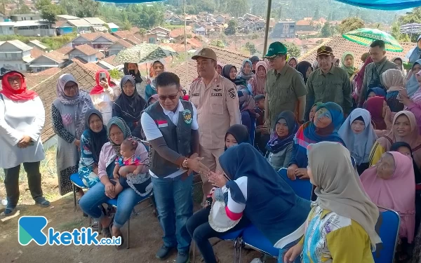 Foto Bupati Bandung Dadang Supriatna saat meresmikan Pamsimas di Desa Sukapura Kec Kertasari, Minggu (13/8/23). (Foto: Iwa/Ketik.co.id)