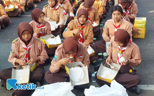 Thumbnail Para peserta upacara sedang menyantap sarapan bersama, Senin(14/8/2023).(Foto: Husni Habib/Ketik.co.id)