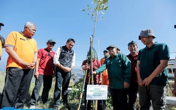 Jelang HUT ke-78 RI, Kadisdik Jabar Gencarkan Tanam Pohon