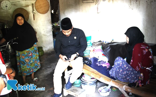 Thumbnail Berita - Anggota DPRD Sidoarjo Dhamroni Chudlori Sambangi Keluarga Miskin, Dua ODGJ